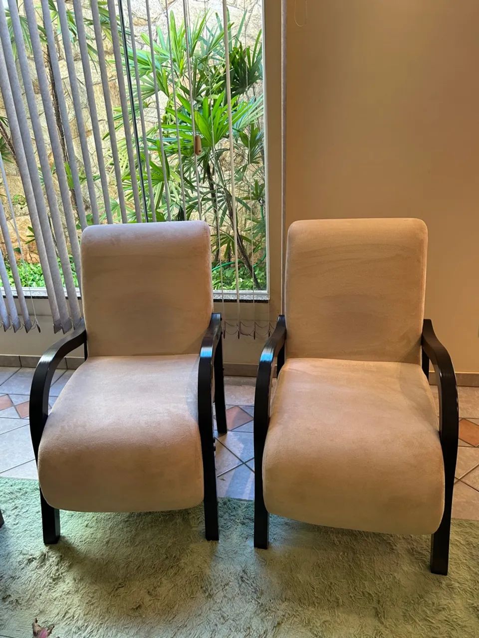 Poltronas de Suede com pés de madeira - Foto 2