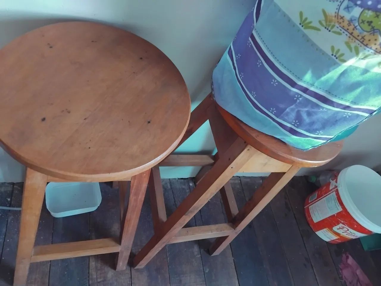 2 Banquetas de madeira maciça - Foto 3