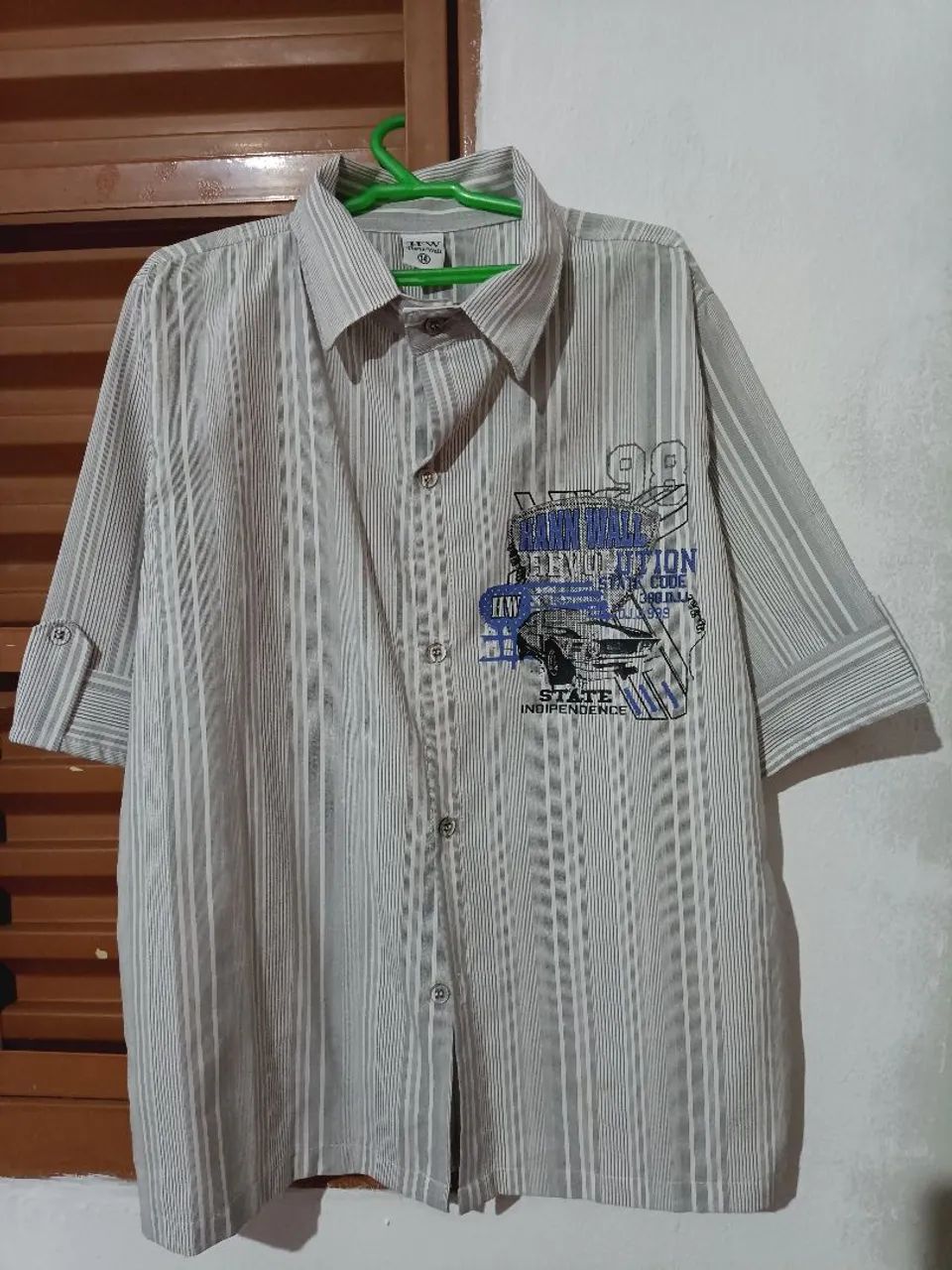 Camisa listrada branca e cinza