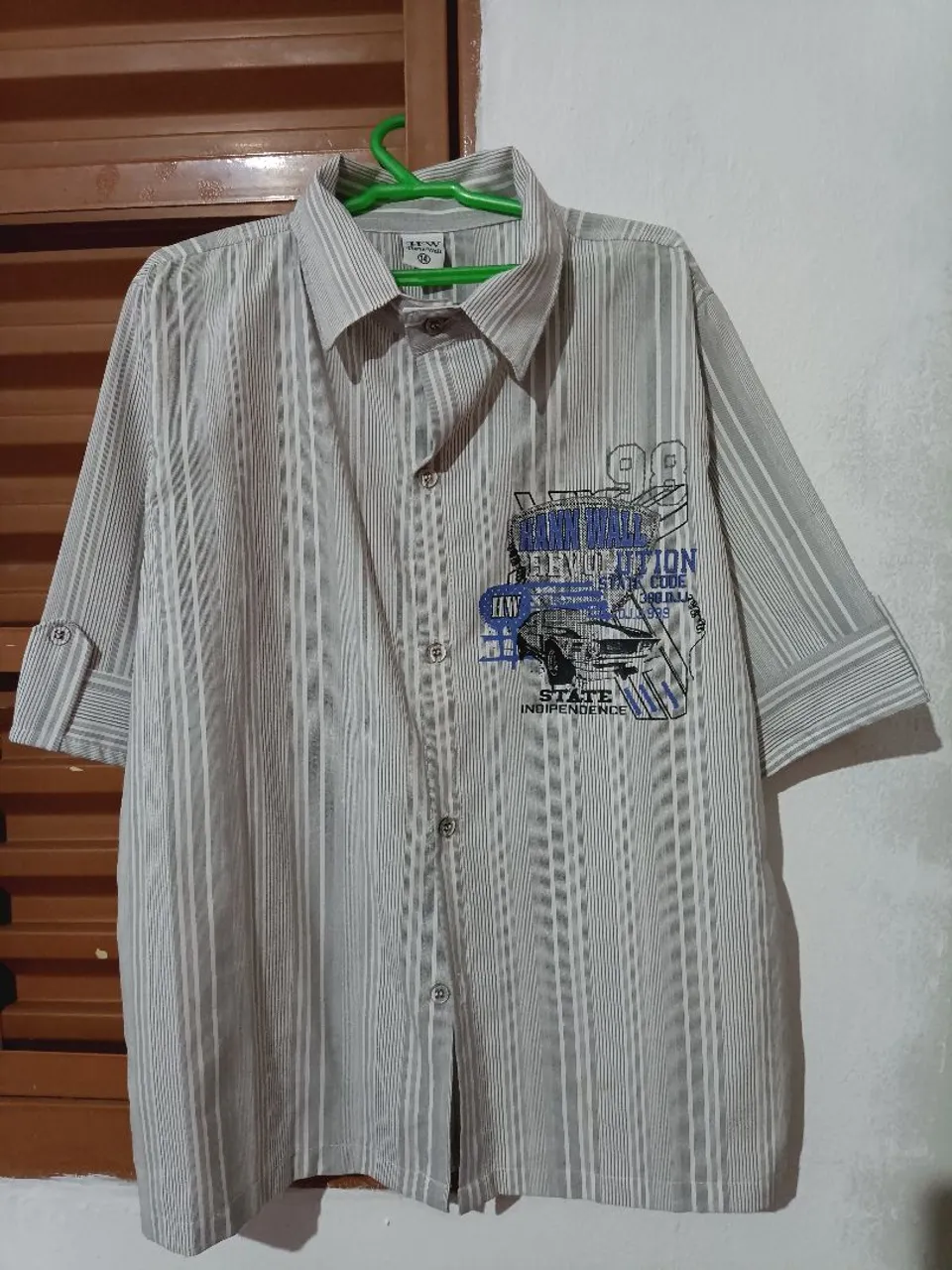 Camisa listrada branca e cinza