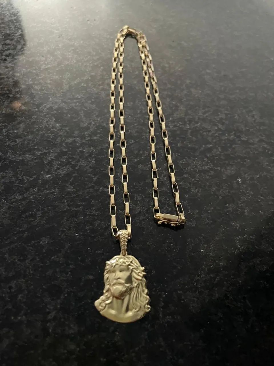 Cordão de ouro com pingente de Jesus