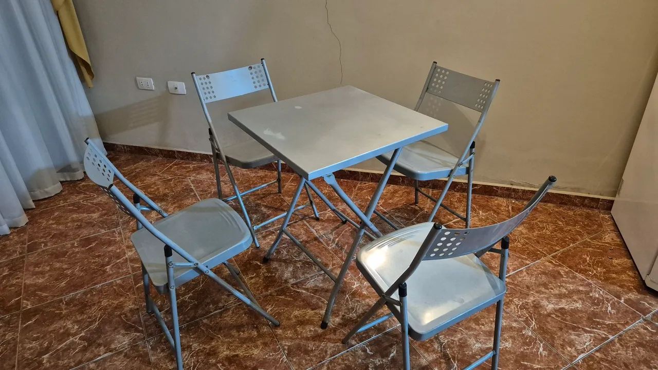Conjunto Mesa e 4 cadeiras de metal dobráveis - Foto 3