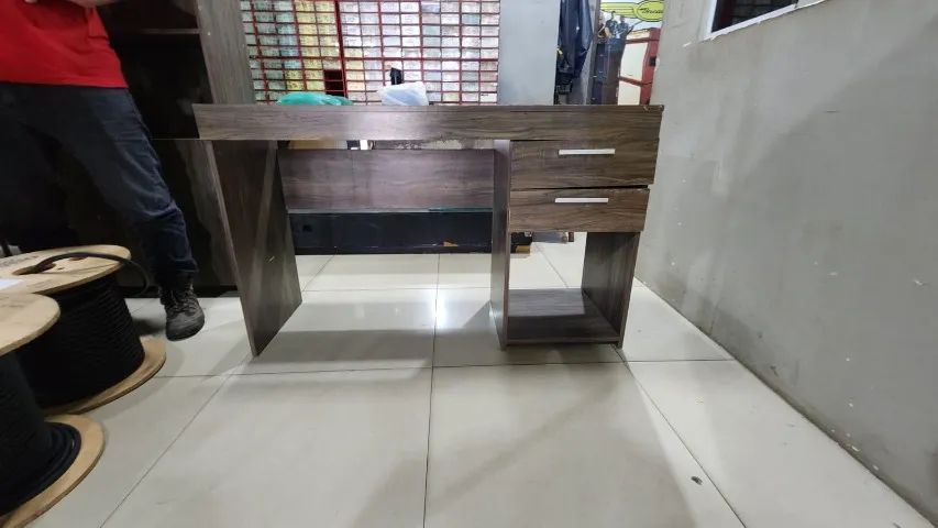 mesa de escritório com 2 gavetas - em excelente estado