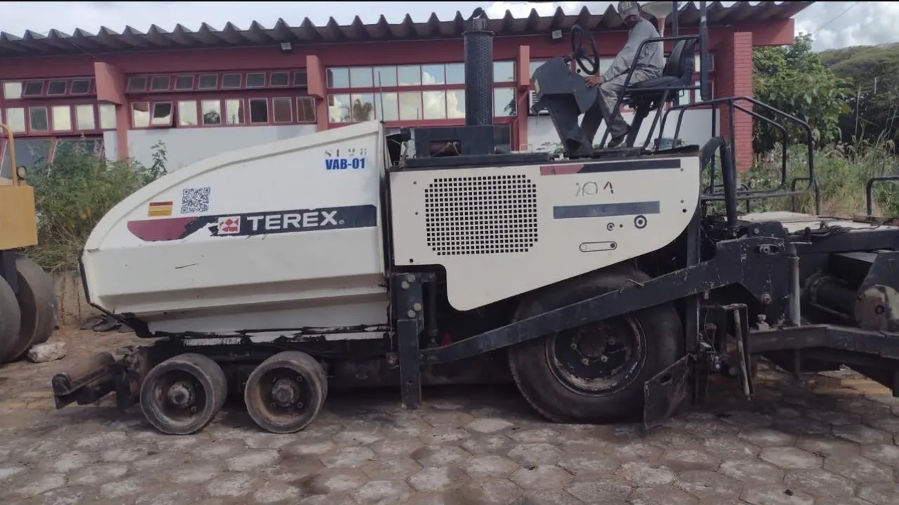 Vibroacabadora Terex VDA421 ano 2011 com pneus, 4000 horas, em MG