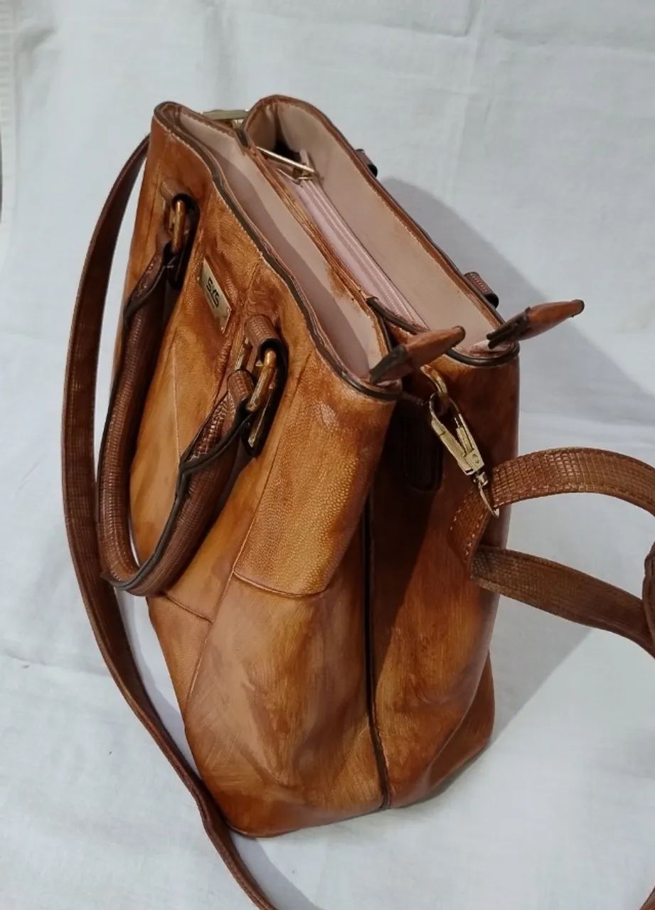 Bolsa Feminina - Couro Sintético- Usada Com pequeno defeito - Foto 2