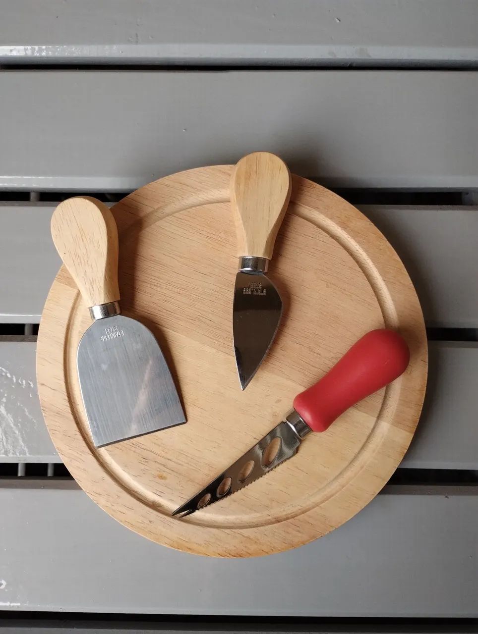 Tábua queijos em madeira, com faca e espátula  - Foto 3
