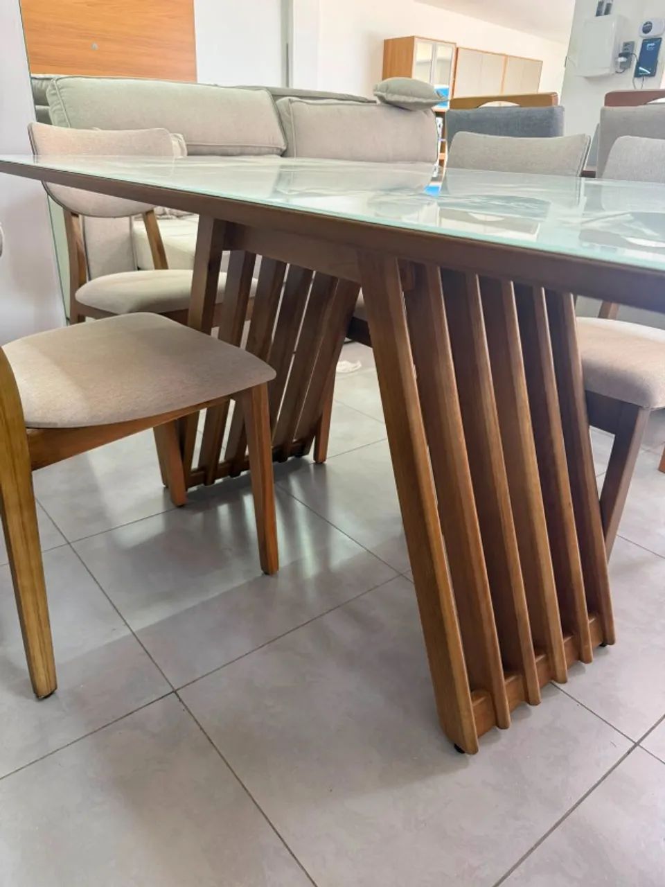 CONJUNTO MESA COM 6 CADEIRAS ESTOFADAS MADEIRA MACIÇA  - Foto 4