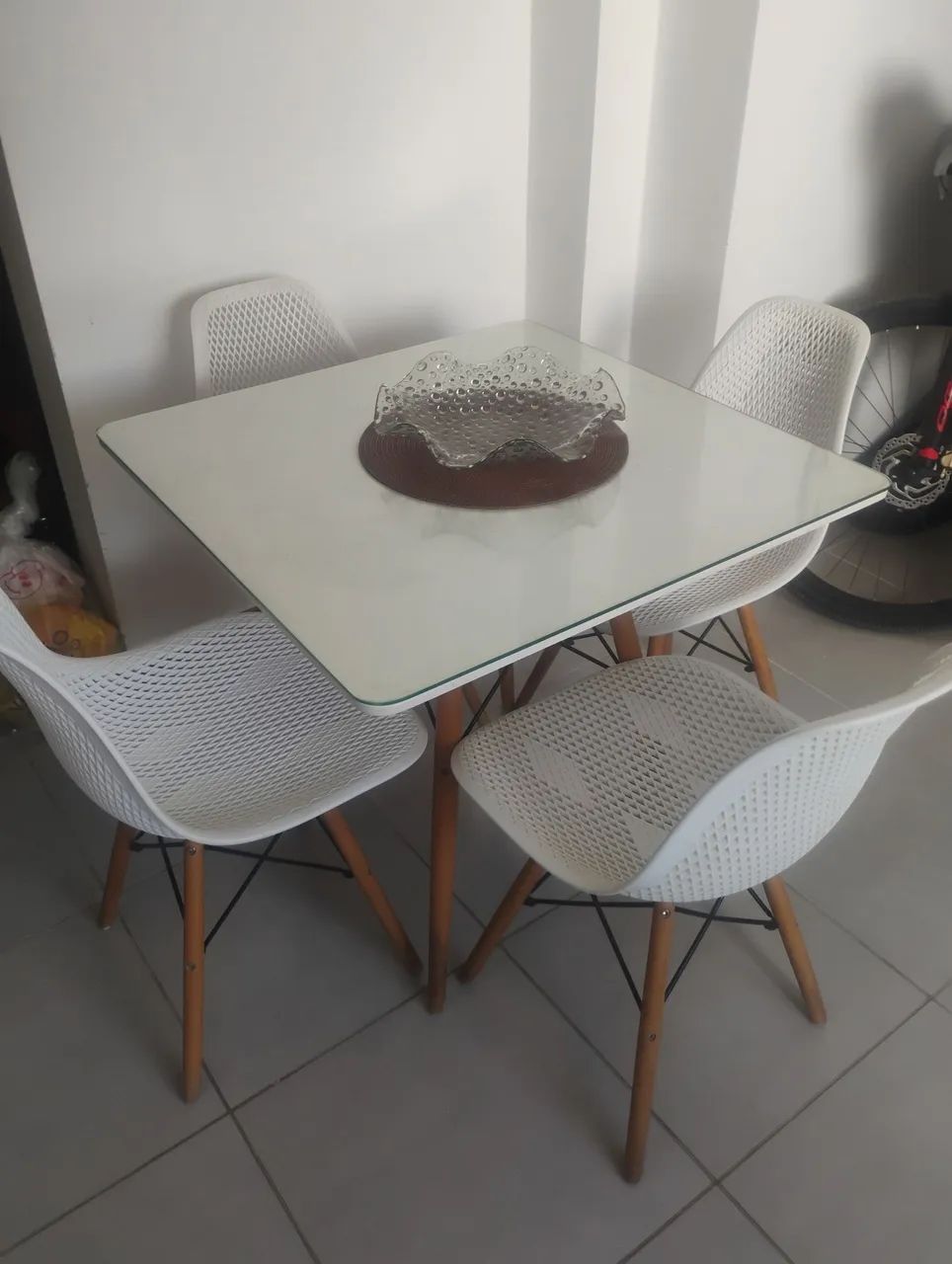 Mesa com 4 cadeiras e o tampo de vidro 