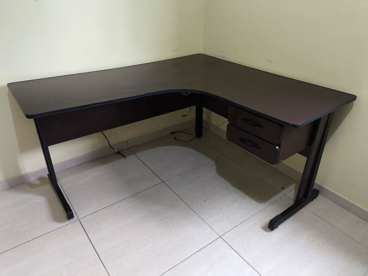 Mesa de canto para escritorio ou casa.