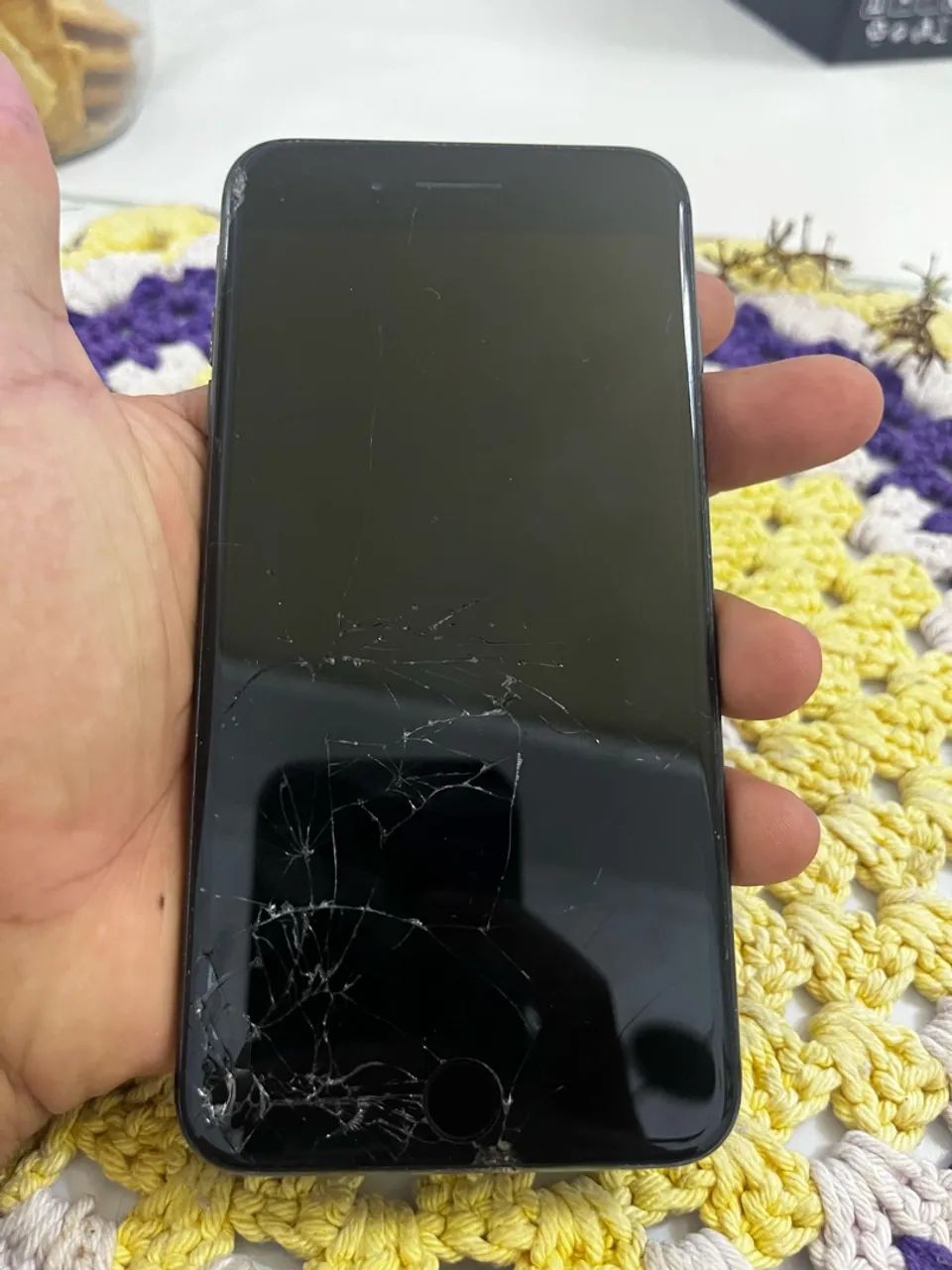 Vendo iPhone 8 Plus com tela trincada. - Foto 2