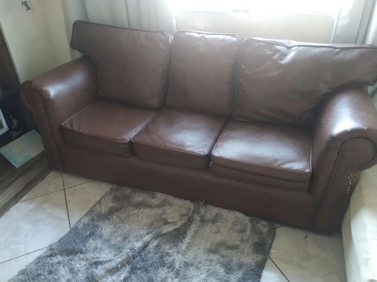 Vende se sófa três lugares bem conservado 