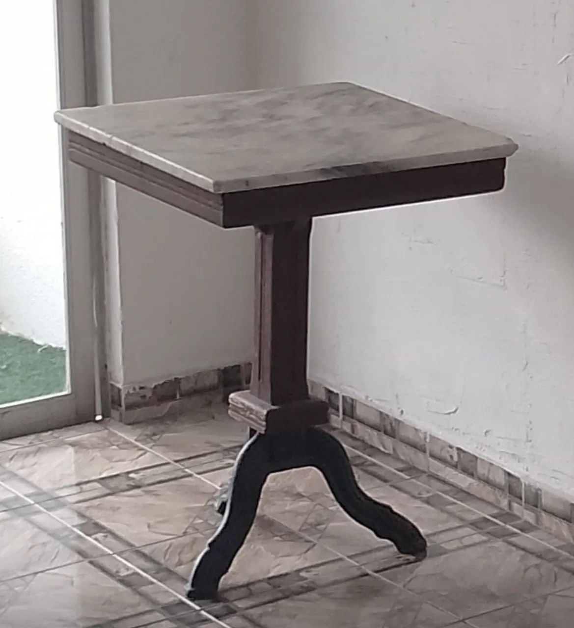 Mesa de mármore e madeira maciça.