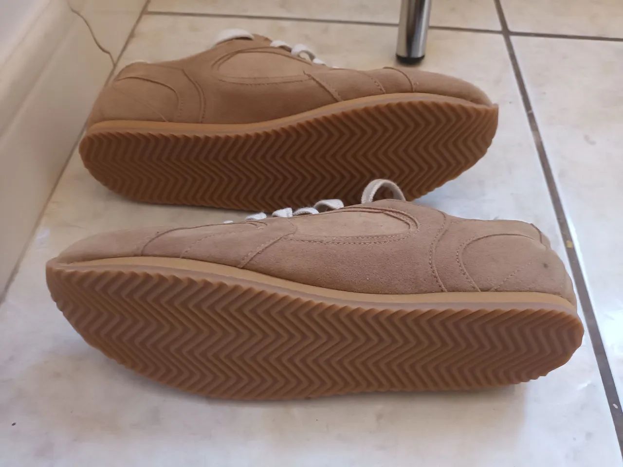 Tenis satinato camurça bege 35 - Foto 3