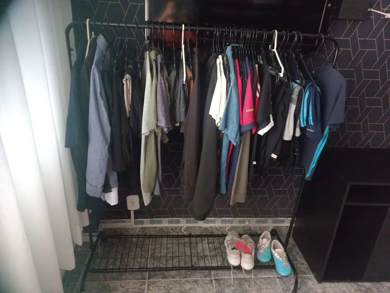 Arara de roupas e sapatos