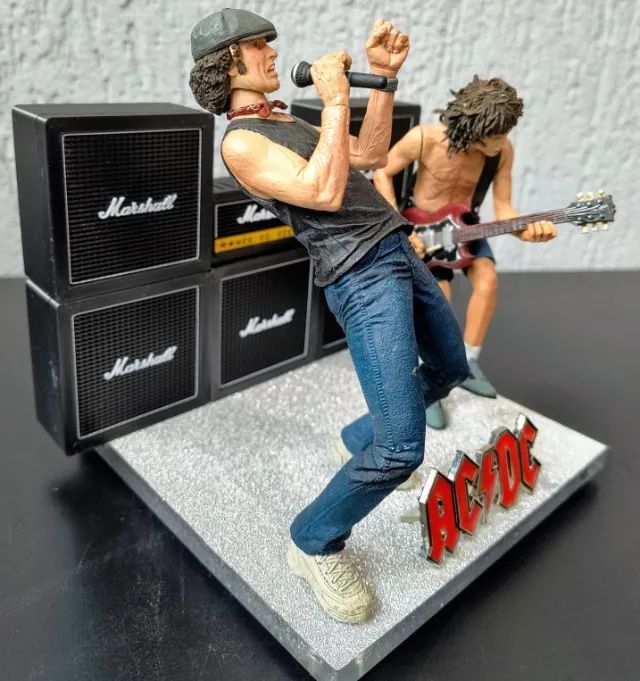 Bonecos AC/DC Brian Johnson e Angus Young Neca - Hobbies e
