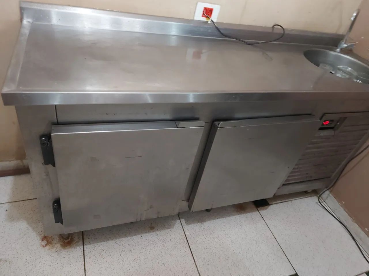 Balcão refrigerado inox com pia