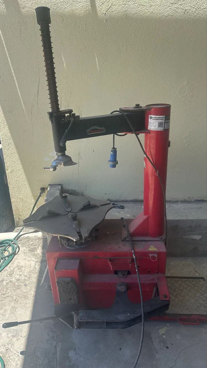 Balanceadora de pneus e desebeicadora de rodas 