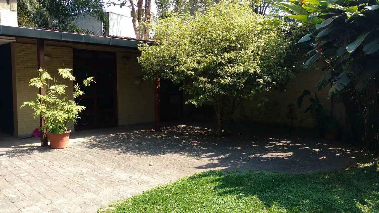 CASA bem LOCALIZADA , 674mts de TERRENO e 300mts c 04 dormitorios.