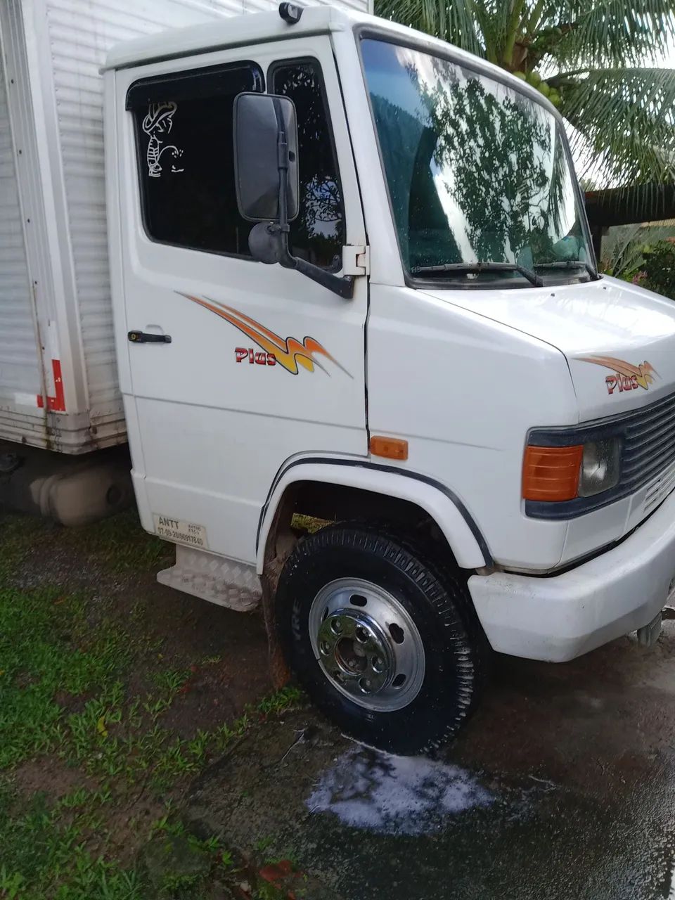 Caminhão baú 709