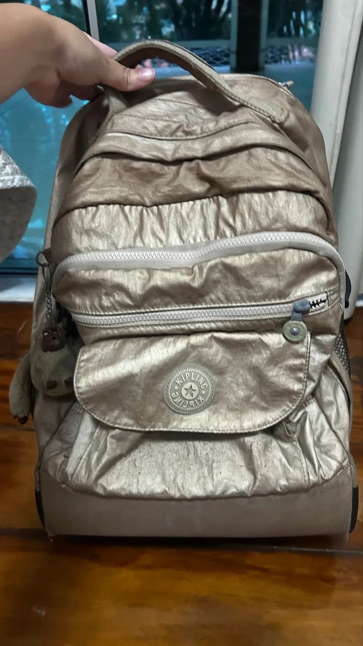 mochila kipling dourada