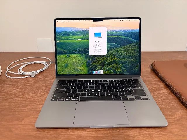 MacBook Air M2 (8GB RAM, 256GB SSD) - Space Gray + Case de Couro