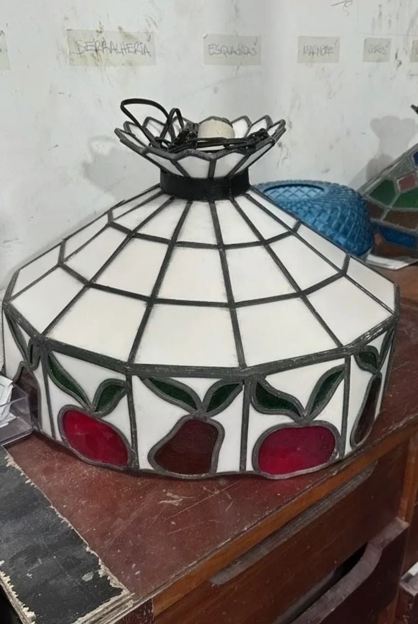 Luminárias de teto são duas