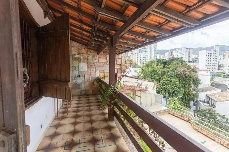 Casa à venda, 6 quartos, 644m² de área no Serra.