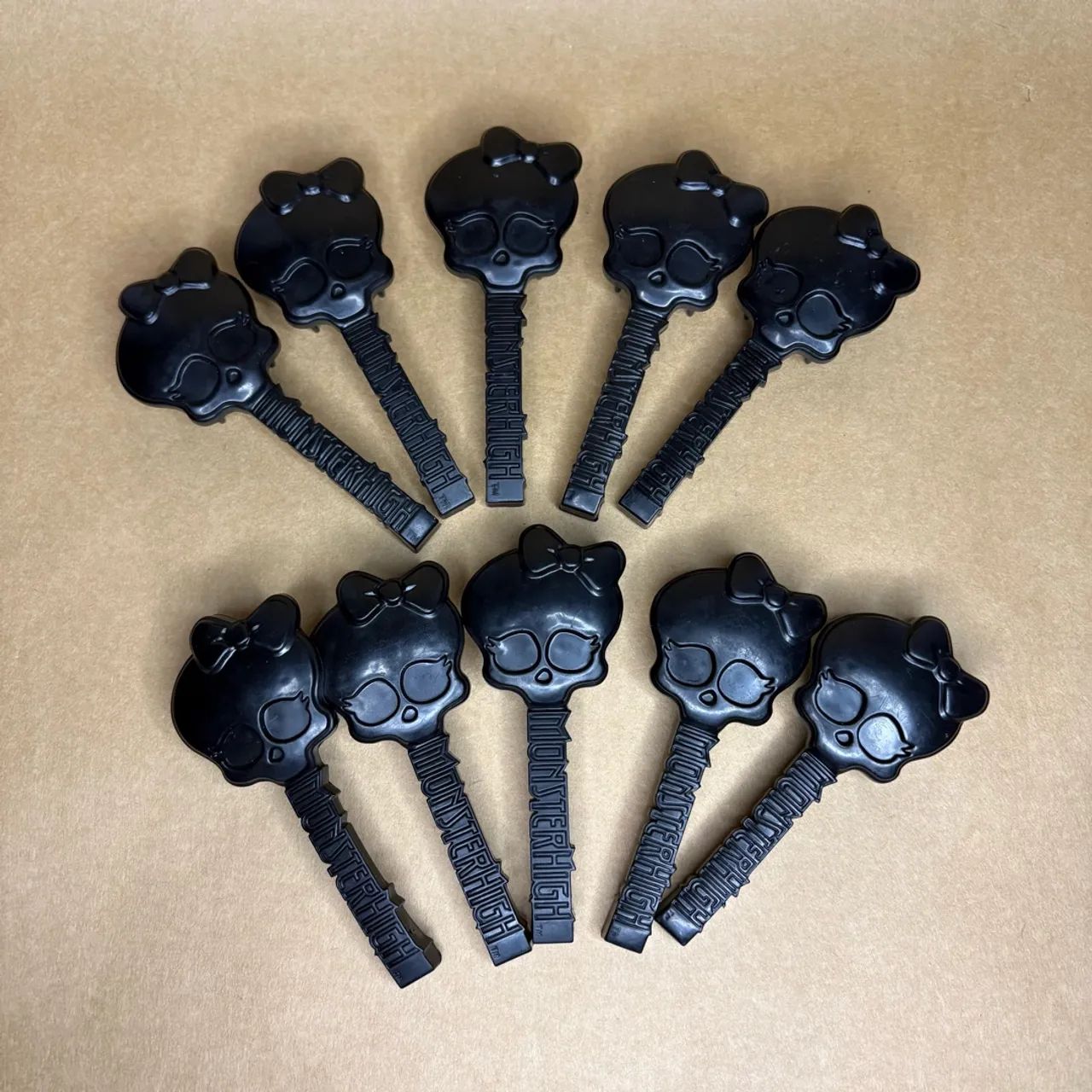 Kit com 10 pentes pretos de Monster High 