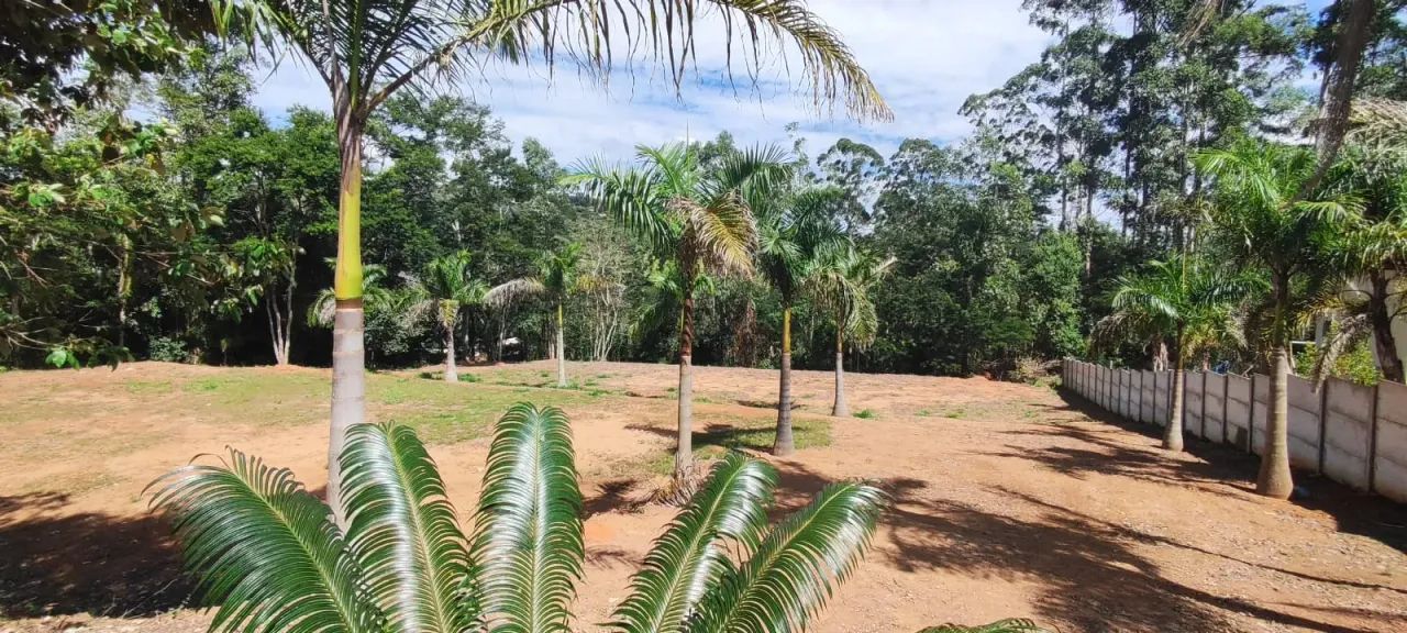 Terreno em condomínio com 2.450m² pronto para construir!!!