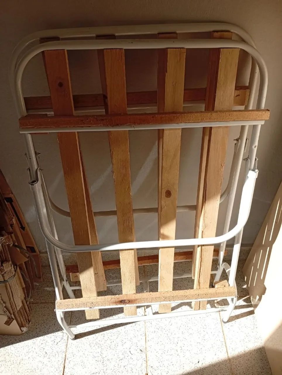 Cama dobrável acompanha o colchão 