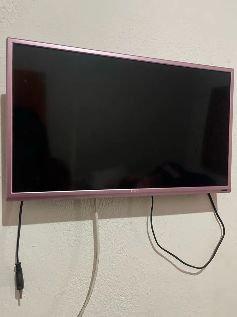 TV Philco 24 polegadas, tela LED e moldura rosa.