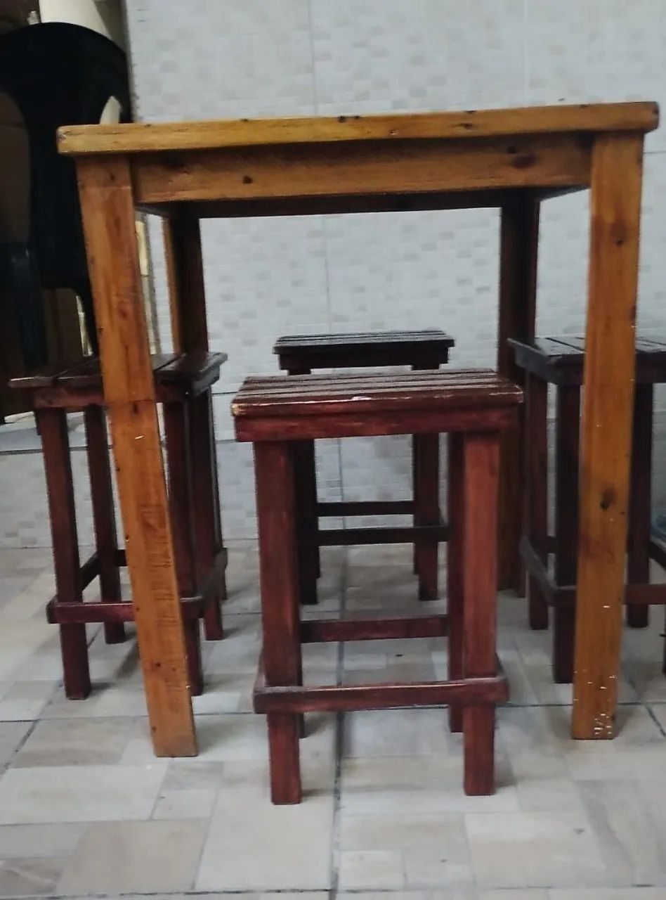 Mesa de madeira com 4 banquinhos - Foto 5