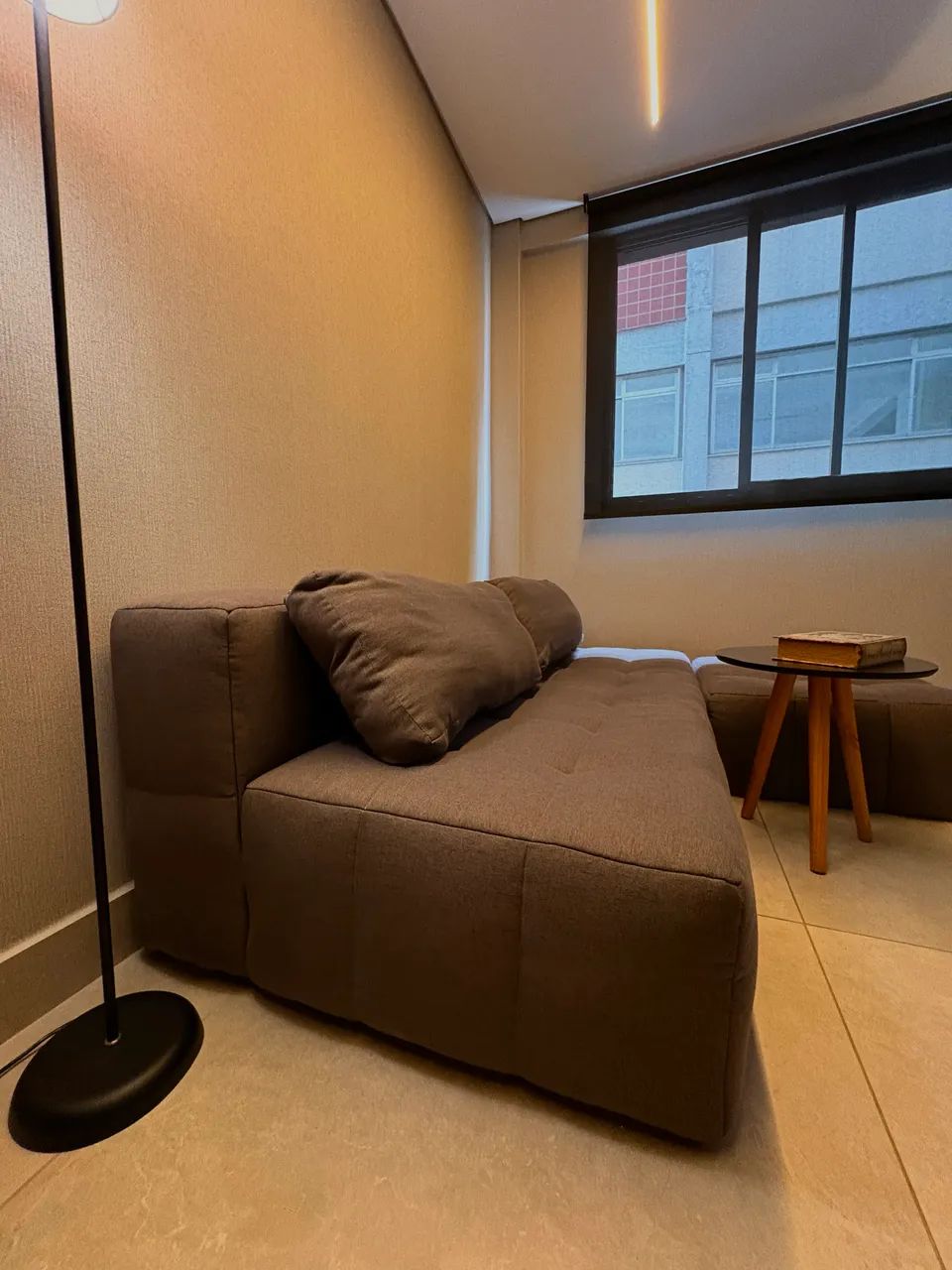 Sofá Soho com Puff- Apenas 2 anos de uso (paguei R$2900)  - Foto 2