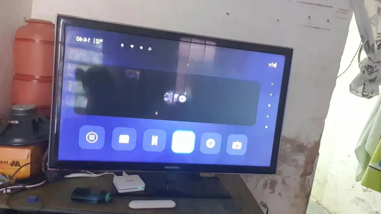VEMDO TV SAMSUNG 40 POLEGADAS NÃO E SMART ELA ESTÁ COM 4 LISTAS NO CANTO  - Foto 5