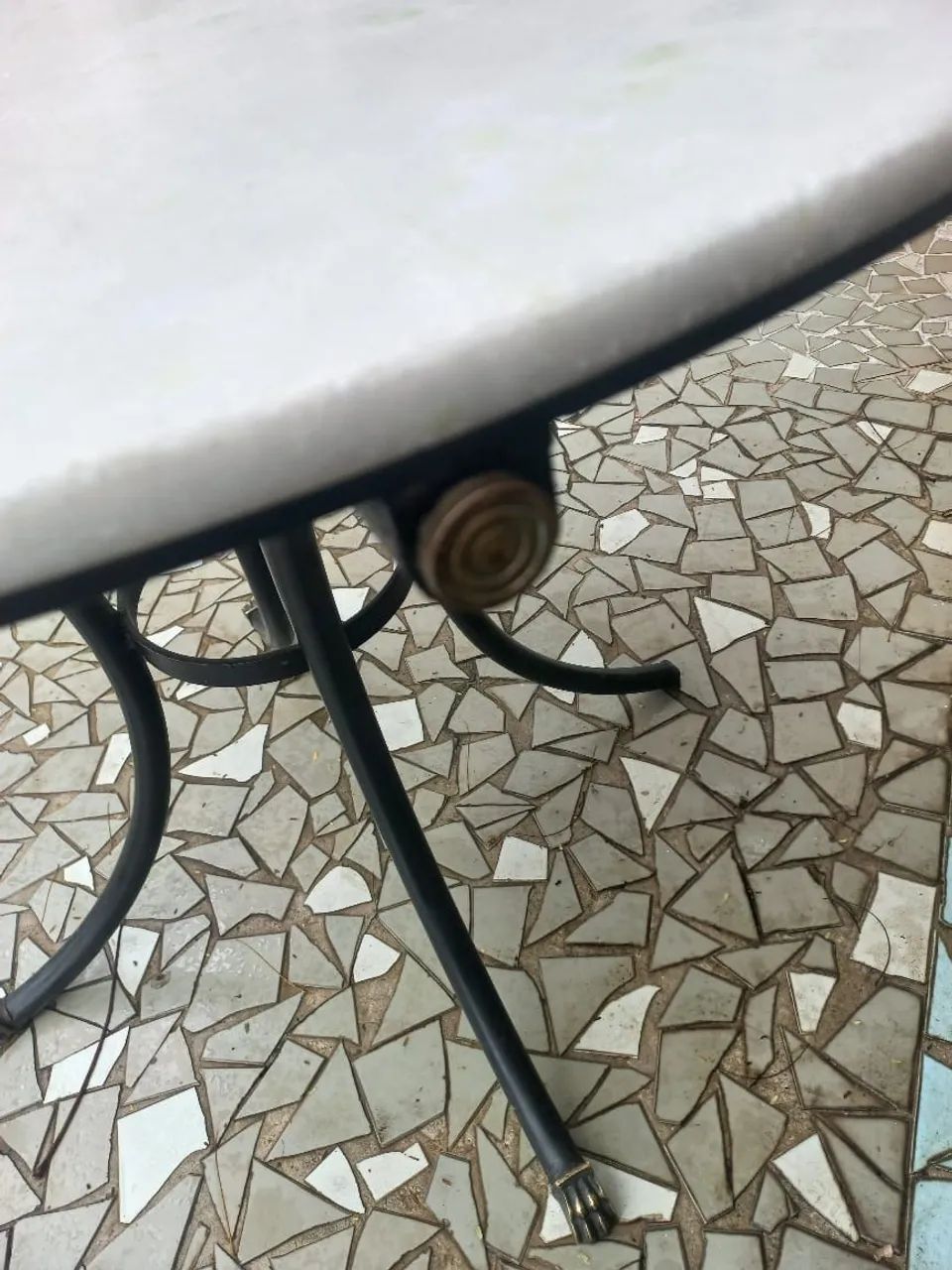 Mesa bistrô oval com tampo de mármore - Foto 4