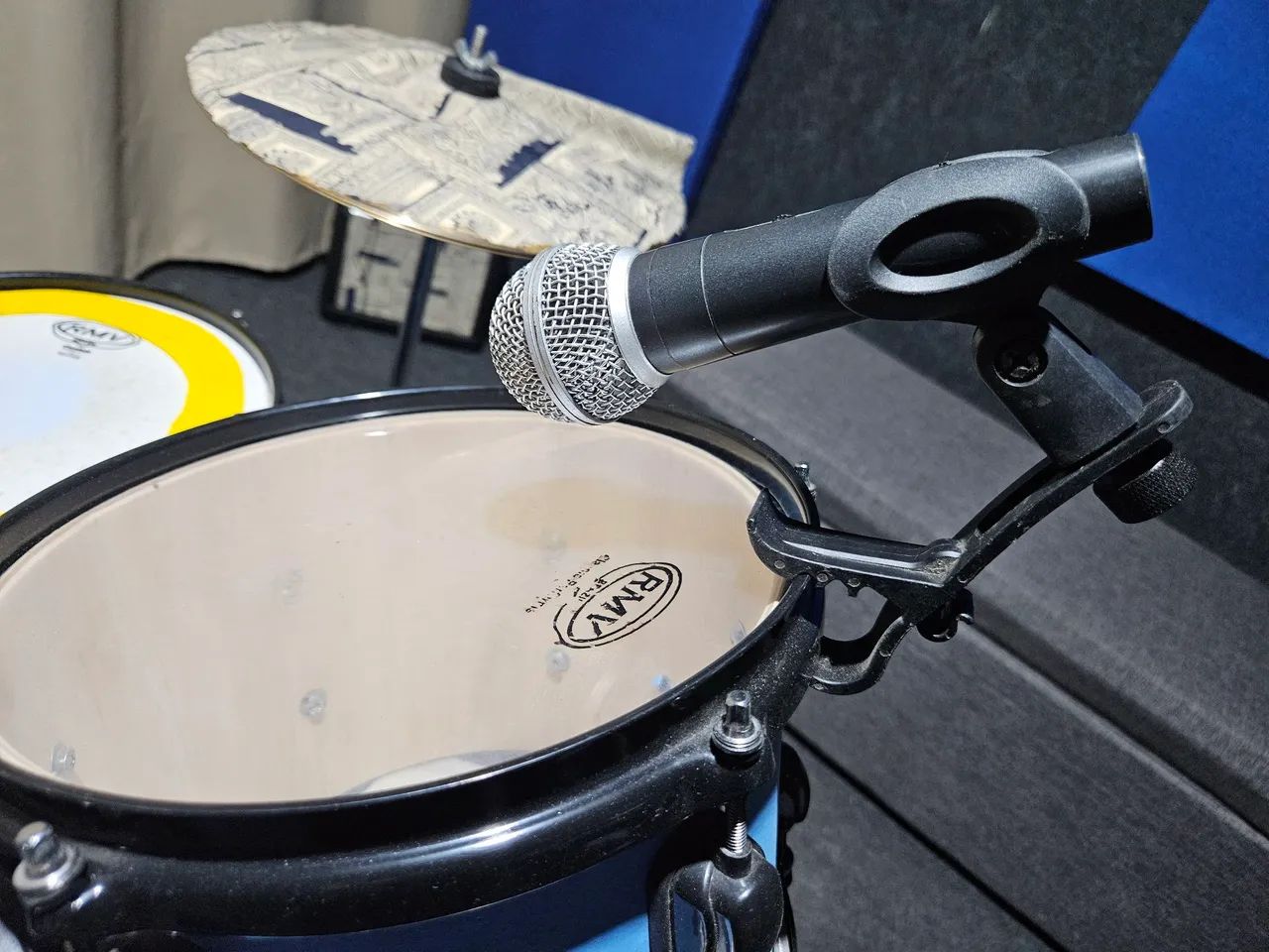 Suporte de microfone para bateria