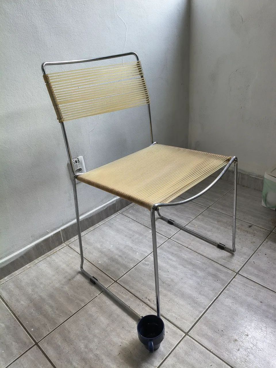Cadeiras inox e espaguete modernas