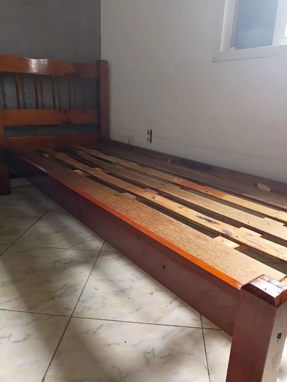 Cama de solteiro de madeira, em bom estado 