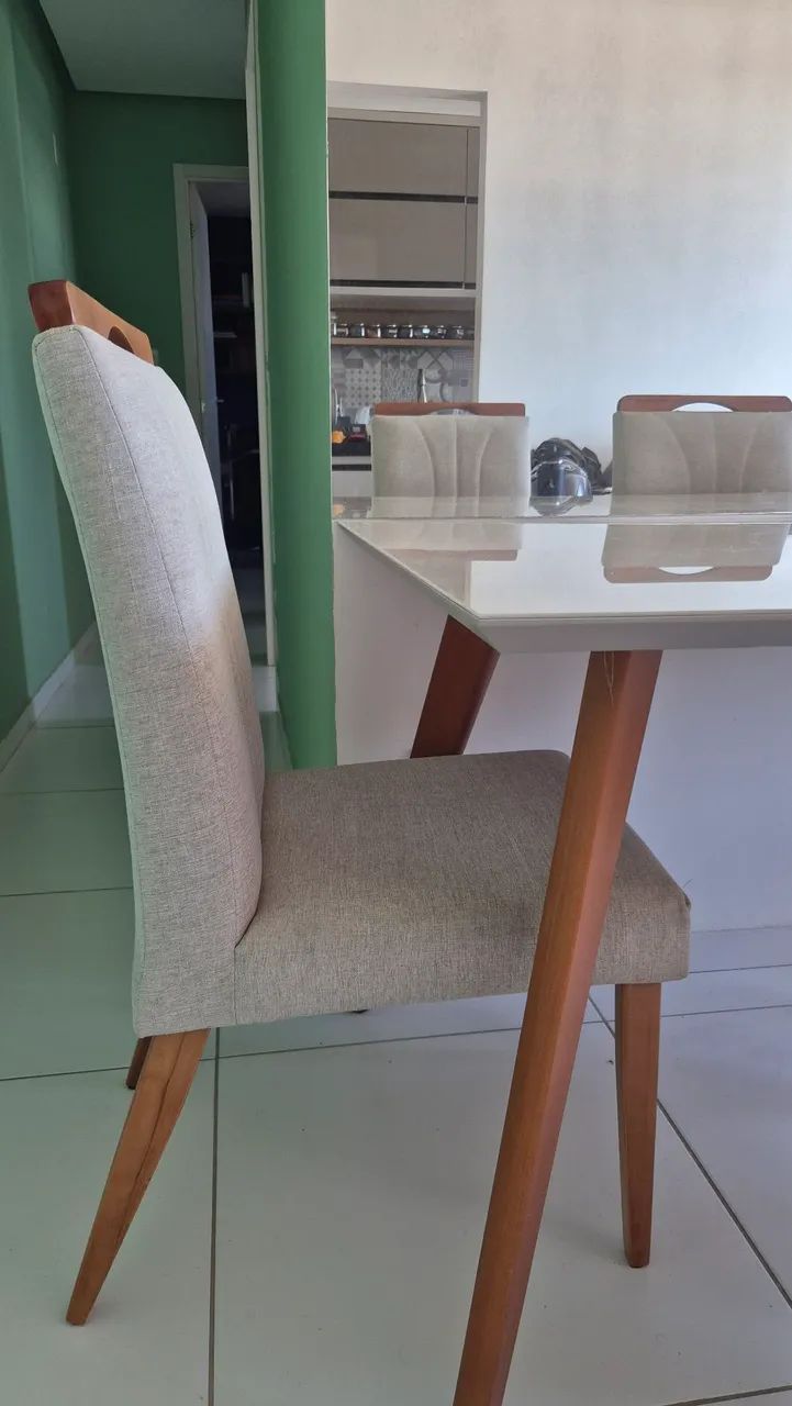 Mesa com 4 cadeiras 