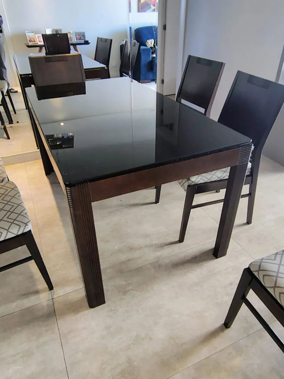 Mesa de jantar com  06 cadeiras - Foto 4