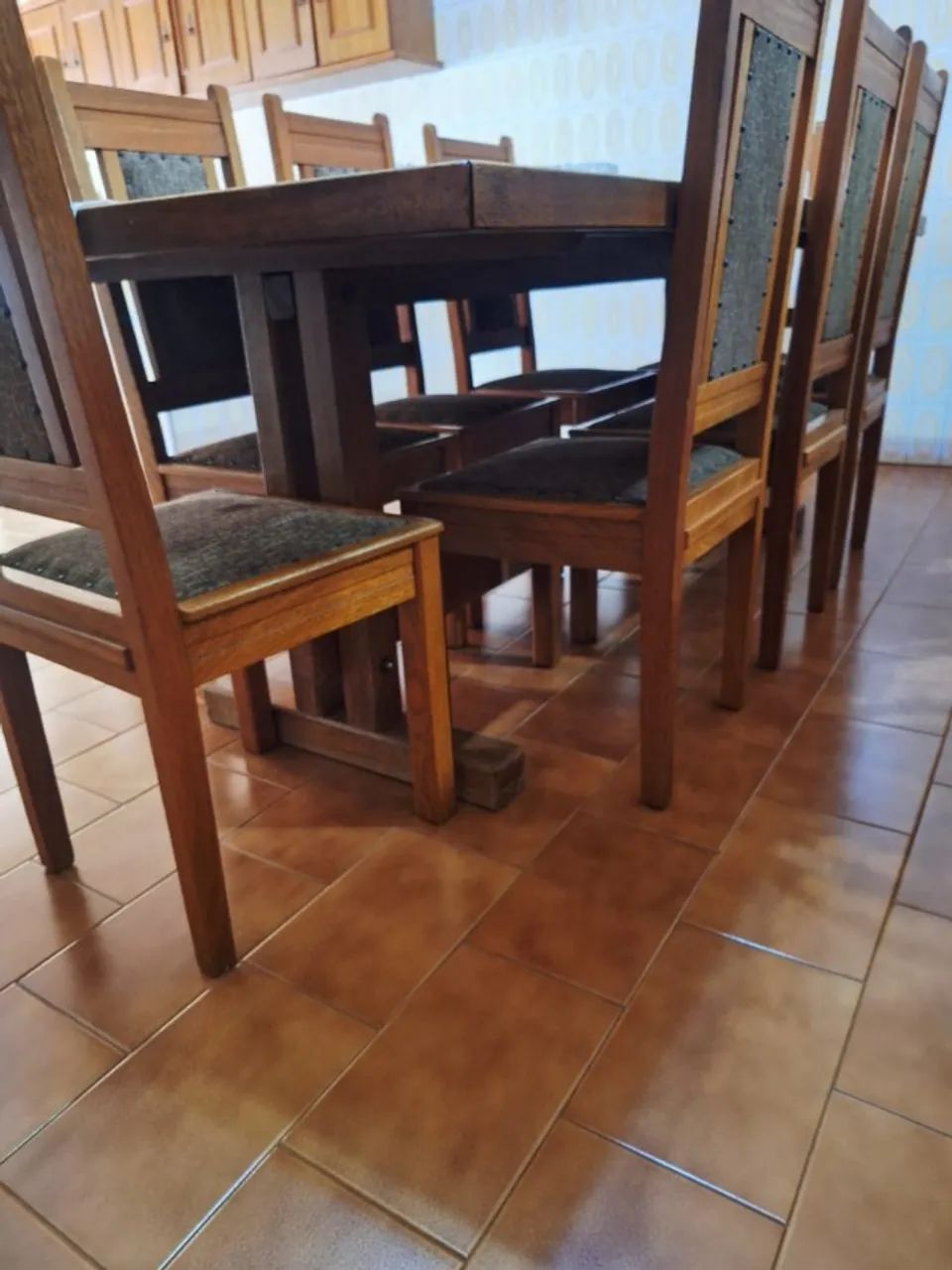 Mesa de Madeira Maciça com 8 Cadeiras - Foto 4
