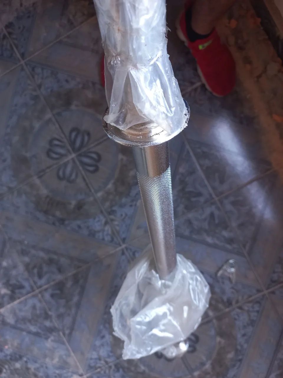 Barra maciça e suporte pra anilhas  - Foto 2