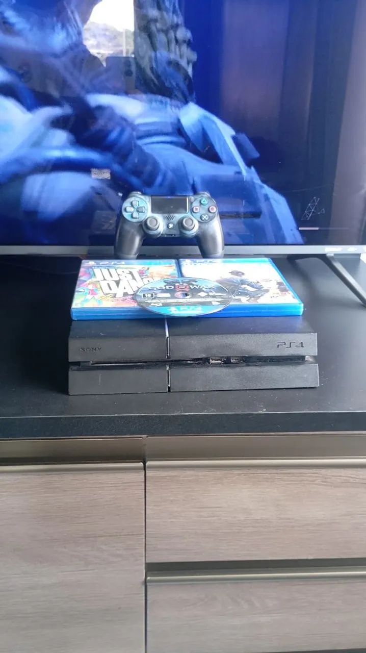 Ps4 com 3 jogos 