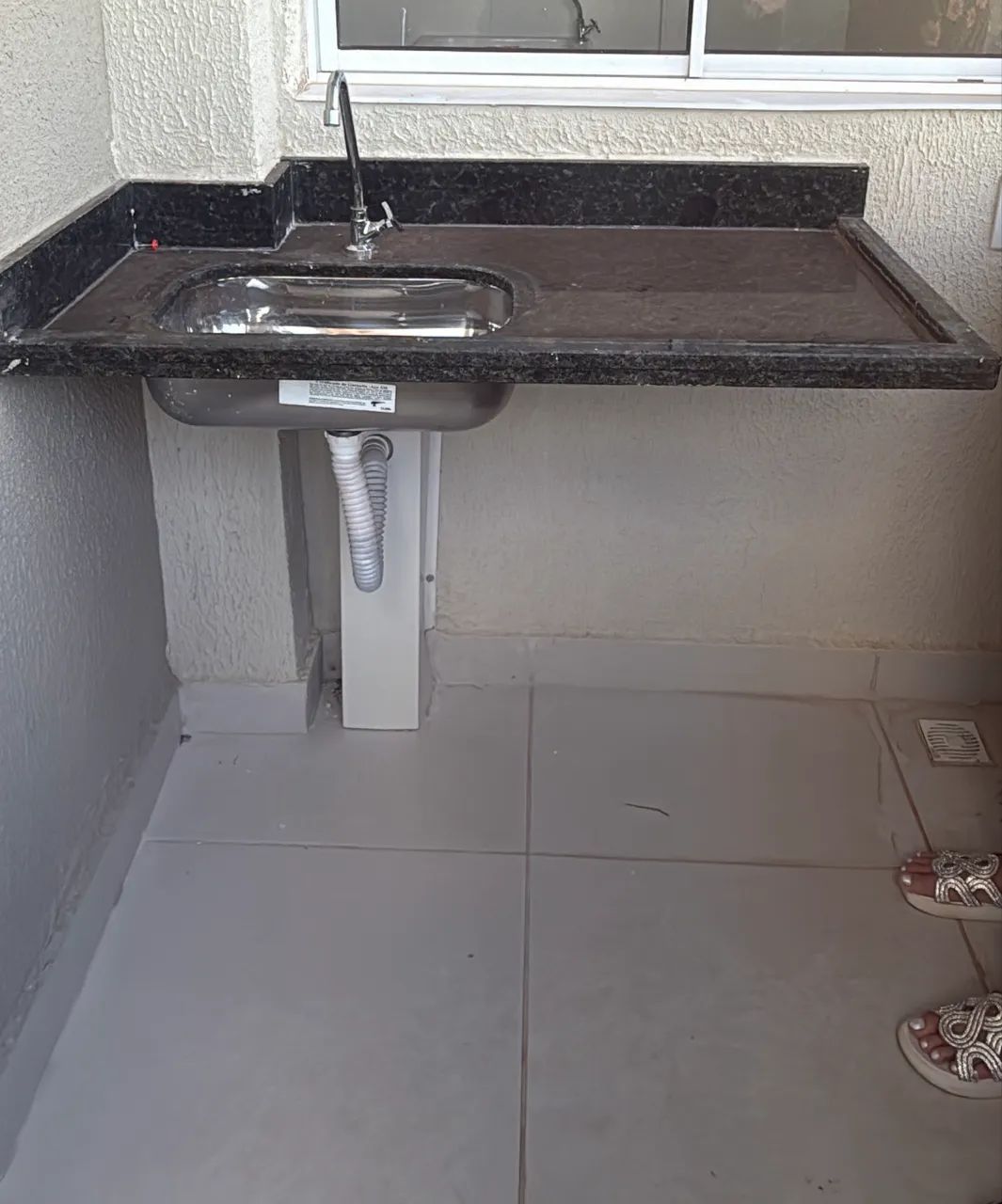 Bancada 110x58cm+cuba inox+ torneira metal(sem espelho)