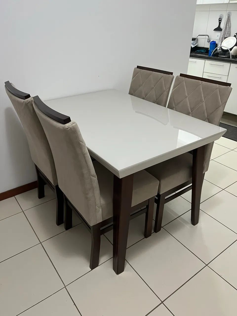 Mesa com tampo de vidro e quatro cadeiras estofadas
