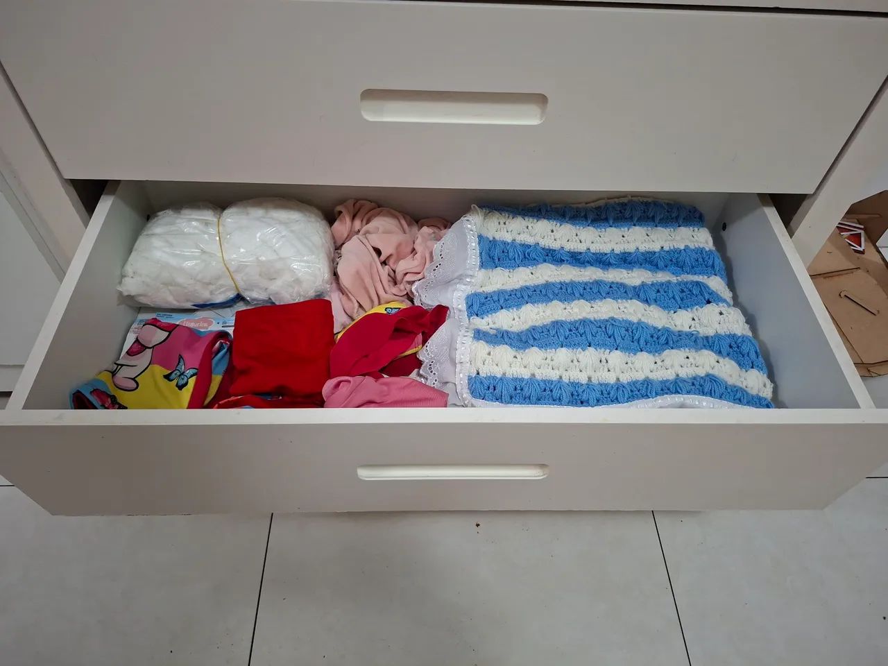 Cômoda Infantil Bebê com 4 Gavetas Grande Grande e Espaçosas Cor Branca Madeira  - Foto 6