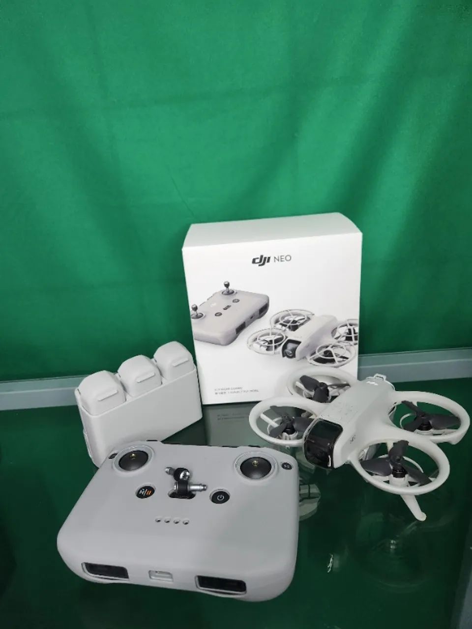 Dji Neo Combo Fly More (Capacidade de Voo 10 KM) Rádio Controle Semi Novo 03 Baterias - Foto 2