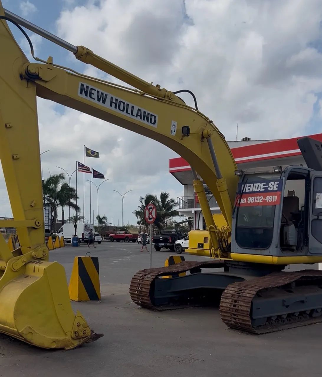 Escavadeira NEWHOLAND 