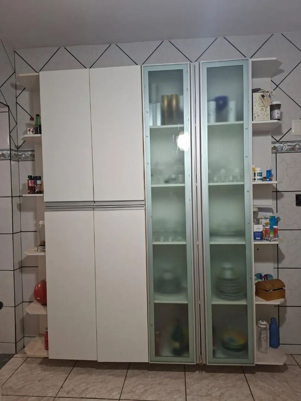 Armario de cozinha com cristaleira e nichos - Foto 2
