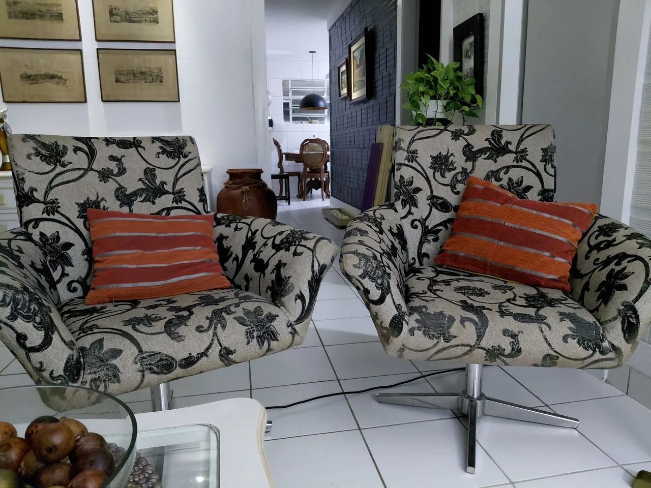 Poltronas com pés em inox legítimo 